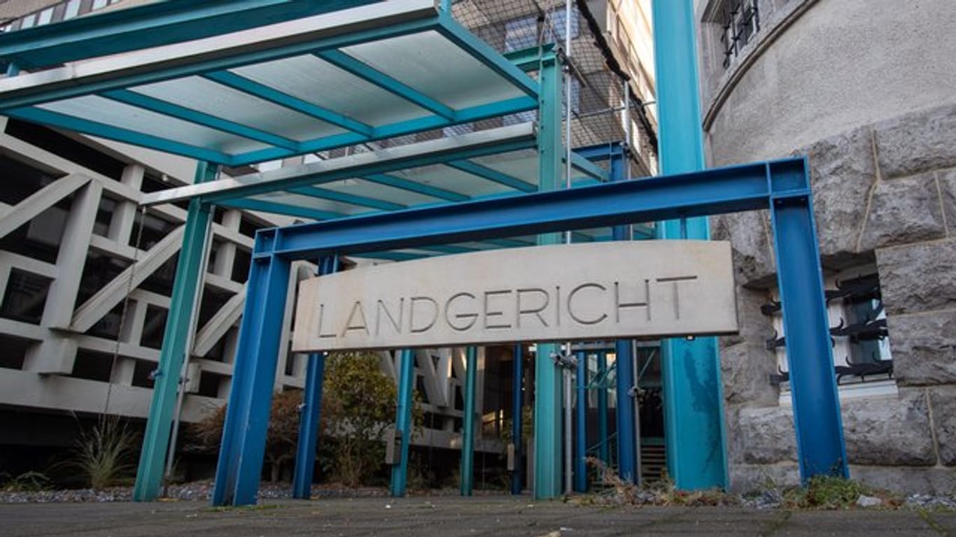 Im Prozess um vergiftete Pausenbrote muss sich ein 57-jähriger Deutscher vor dem Landgericht Bielefeld wegen versuchten Mordes verantworten.