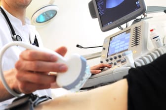 Ultraschalluntersuchung beim Arzt: Immer öfter lassen sich Patienten auf Behandlungsmethoden ein, die sie aus eigener Tasche zahlen müssen.