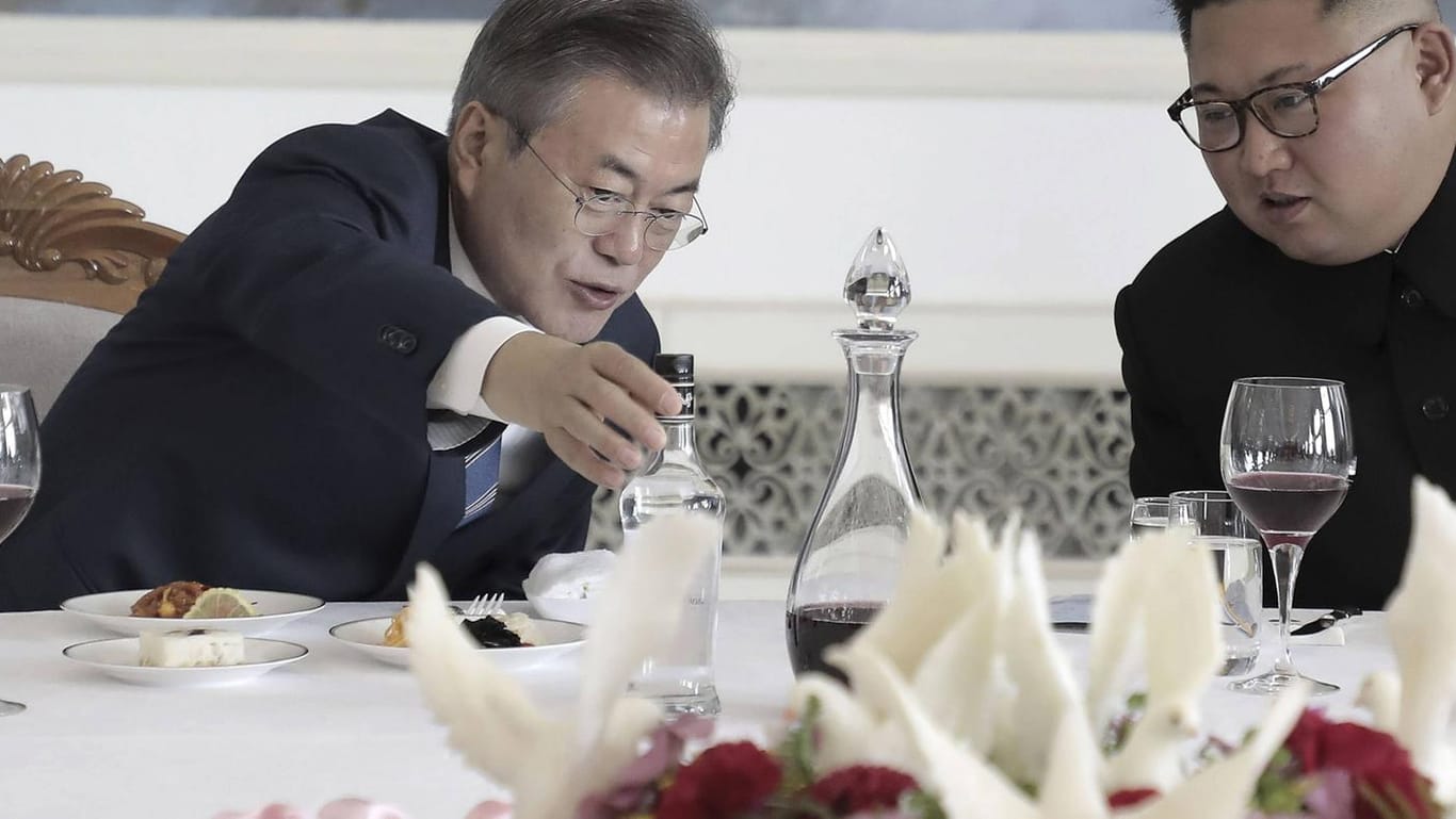 Kim Jong Un mit Südkoreas Moon im Gespräch über Spirituosen: In Rotterdam wurde eine illegale Wodka-Lieferung beschlagnahmt, die offenbar für den nordkoreanischen Diktator bestimmt war.