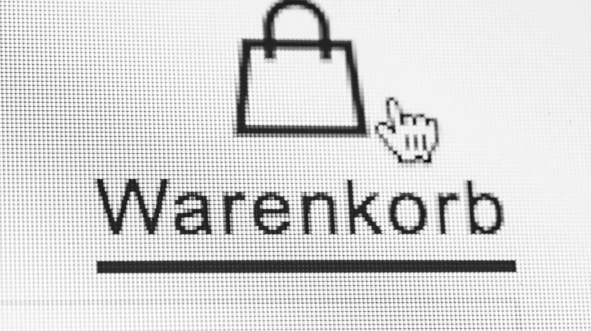 Mausfinger auf dem Warenkorbsymbol eines Onlineshops: Die Stiftung Warentest rät bei ungewöhnlich langen Rezensionen im Onlinehandel zur Vorsicht.