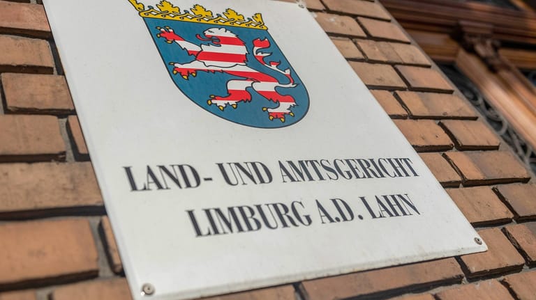 Schild des Landgerichts in Limburg an der Lahn: Die Angeklagten hätten trotz des verschlechterten Zustands der Tochter keinen Notarzt gerufen.