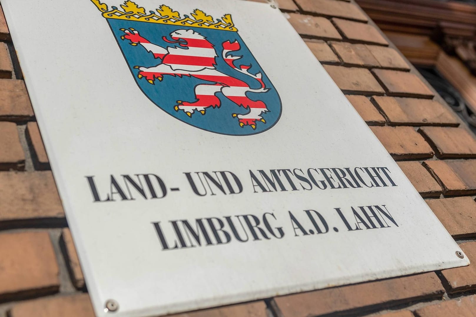 Schild des Landgerichts in Limburg an der Lahn: Die Angeklagten hätten trotz des verschlechterten Zustands der Tochter keinen Notarzt gerufen.