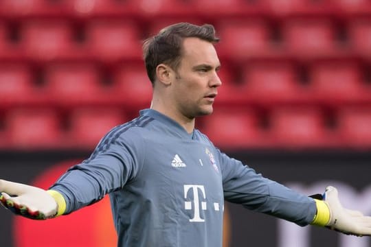 Torwart Manuel Neuer liegt derzeit mit einem Infekt flach.