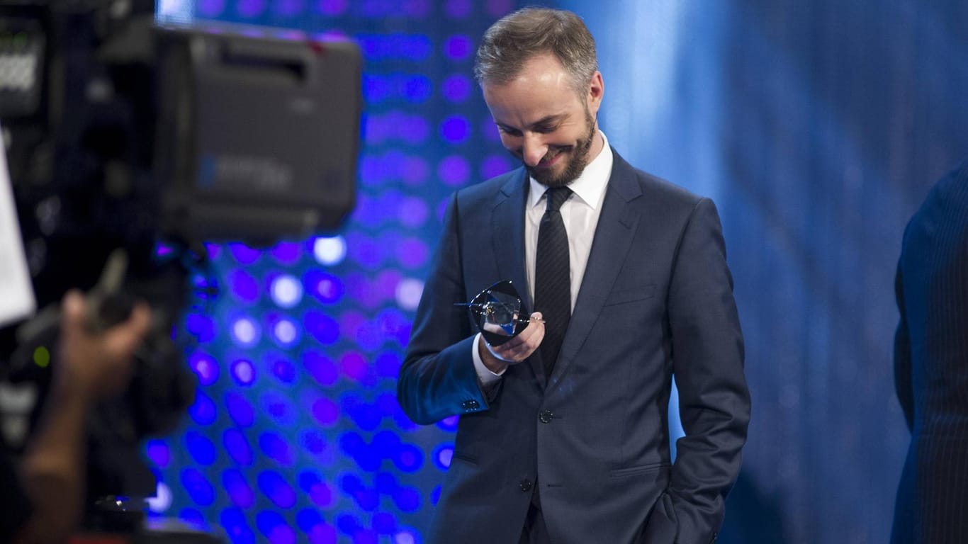 Jan Böhmermann bei der 53. Grimme-Verleihung 2017 mit dem Preis für "Neo Magazin Royale": In diesem Jahr wird Böhmermann für "Lass dich überwachen! - Die Prism Is A Dancer Show" (ZDF/ZDFneo) ausgezeichnet.