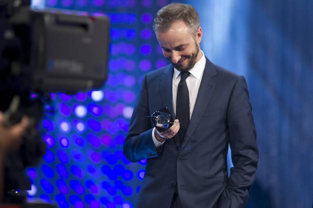 Jan Böhmermann bei der 53. Grimme-Verleihung 2017 mit dem Preis für "Neo Magazin Royale": In diesem Jahr wird Böhmermann für "Lass dich überwachen! - Die Prism Is A Dancer Show" (ZDF/ZDFneo) ausgezeichnet.