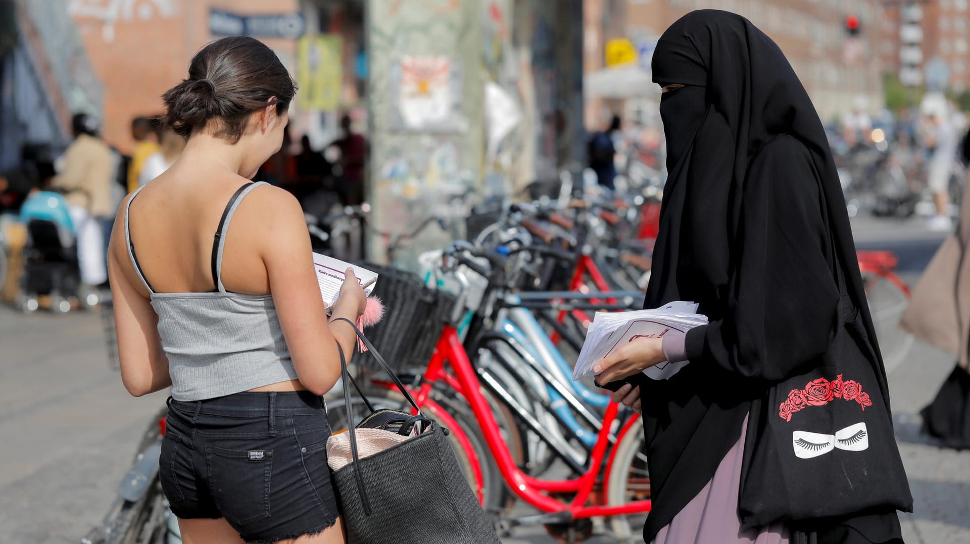 Werbung in Kopenhagen: In Dänemark protestierten im vergangenen Jahr Musliminnen gegen das geplante Verhüllungsverbot. Das Gesetz trat dennoch in Kraft.