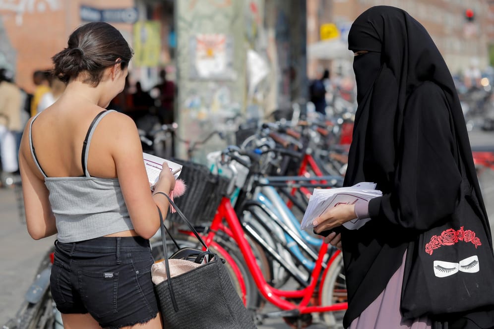 Werbung in Kopenhagen: In Dänemark protestierten im vergangenen Jahr Musliminnen gegen das geplante Verhüllungsverbot. Das Gesetz trat dennoch in Kraft.