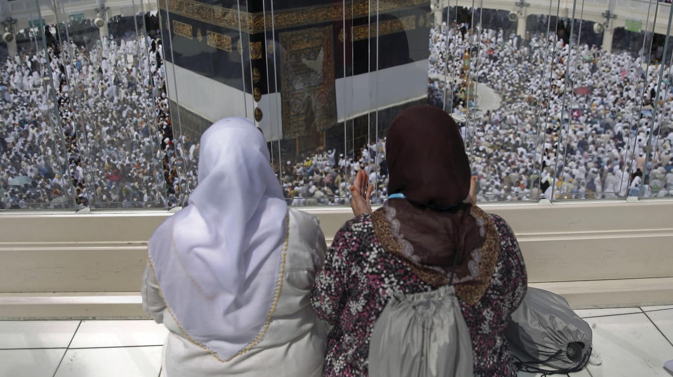 Zwei Musliminnen in Mekka: Frauen tragen beim Besuch der berühmten Pilgerstätte Kopftuch. Die Pilgerinnen dürfen weder Burka noch Nikab tragen. (Archivbild)