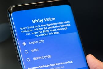 Nach einer Beta-Test-Phase sei die Bixby-Software nun auch in Deutsch, Italienisch, Französisch und Spanisch verfügbar, teilte das Unternehmen am Dienstag auf dem Mobile World Congress in Barcelona mit.