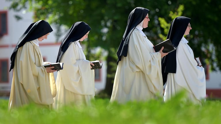 Nonnen in Panschwitz: Auch strenggläubige Christinnen tragen eine Kopfbedeckung.