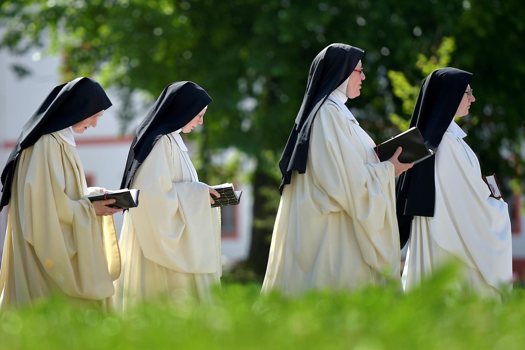 Nonnen in Panschwitz: Auch strenggläubige Christinnen tragen eine Kopfbedeckung.