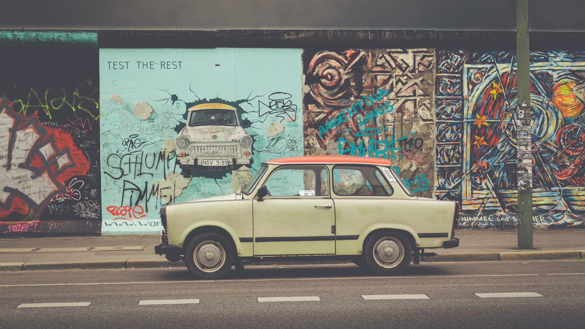 East Side Gallery mit Trabant