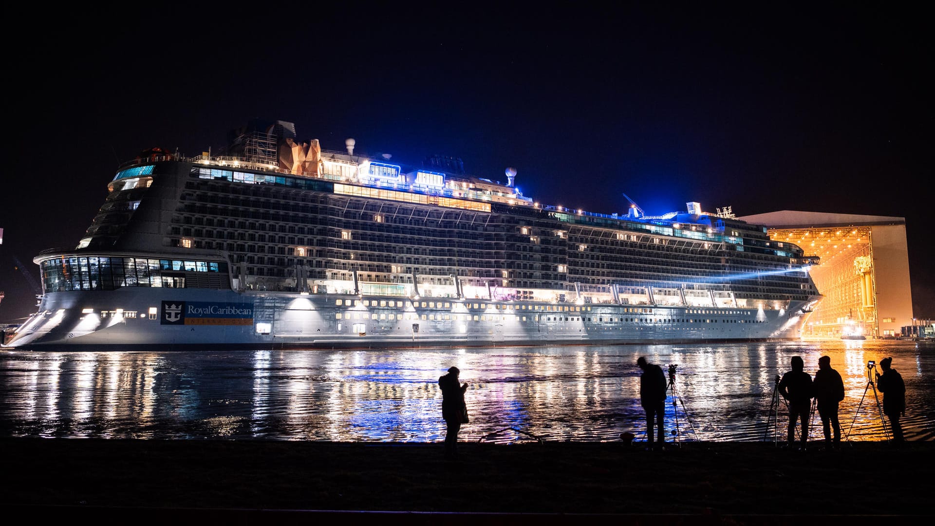 "Spectrum of the Seas": Das Kreuzfahrtschiff verlässt das Baudock II der Meyer Werft und legt an der Ausrüstungspier an, um dort eine Schonsteinverkleidung zu erhalten.