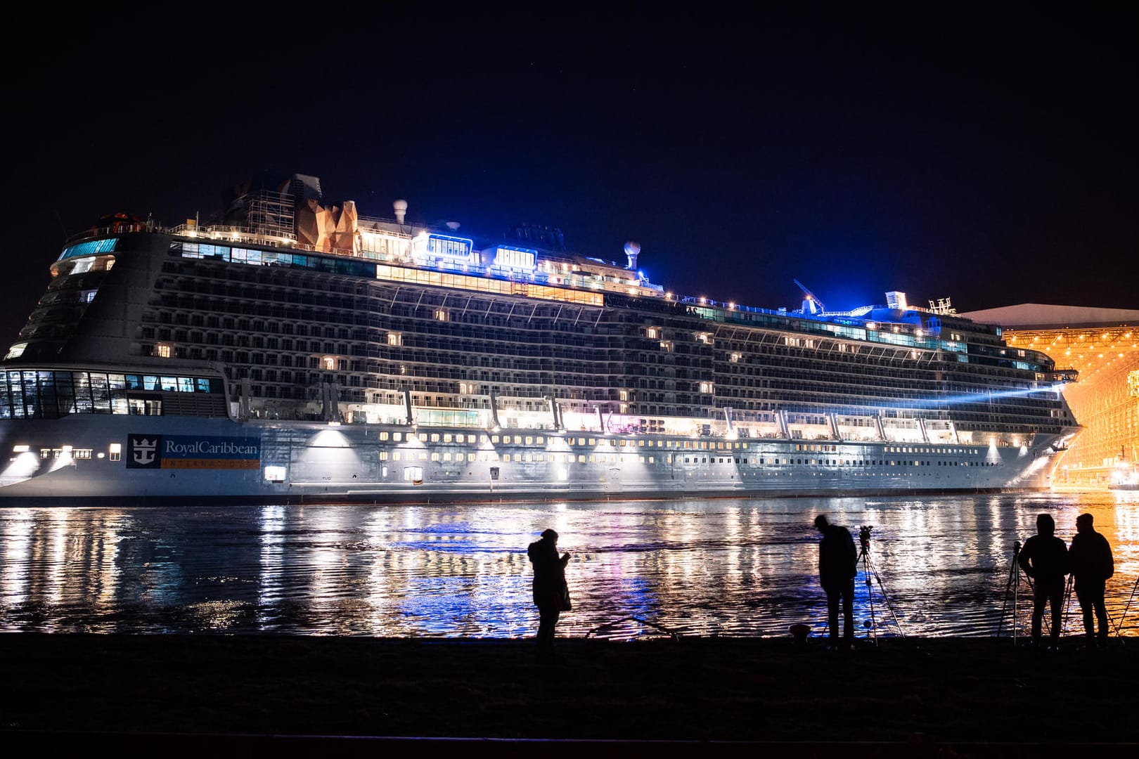 "Spectrum of the Seas": Das Kreuzfahrtschiff verlässt das Baudock II der Meyer Werft und legt an der Ausrüstungspier an, um dort eine Schonsteinverkleidung zu erhalten.