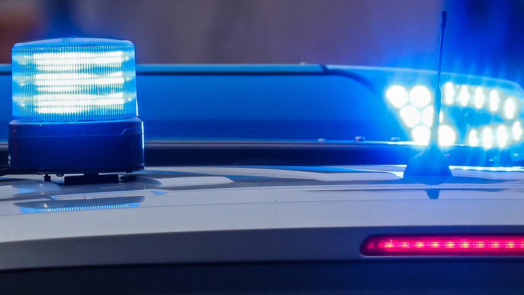 Polizei-Blaulicht, Hannover (Symbolbild): Wie der Zoll am Dienstag mitteilte, entdeckten Beamte das Geld bereits in der Nacht zum 15. Februar. Polizei-Blaulicht, Hannover (Symbolbild): Wie der Zoll am Dienstag mitteilte, entdeckten Beamte das Geld bereits in der Nacht zum 15. Februar.