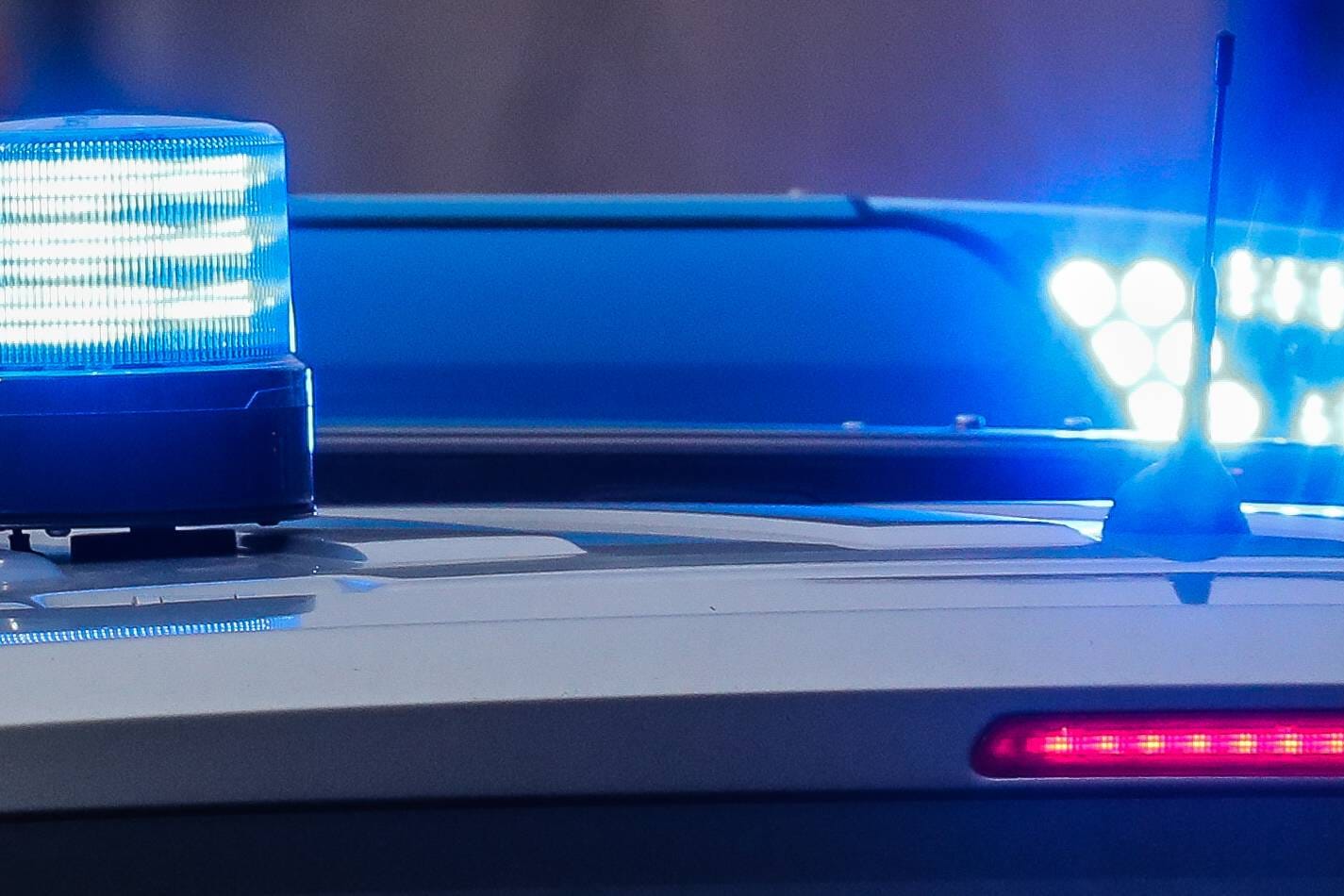 Polizei-Blaulicht, Hannover (Symbolbild): Wie der Zoll am Dienstag mitteilte, entdeckten Beamte das Geld bereits in der Nacht zum 15. Februar.