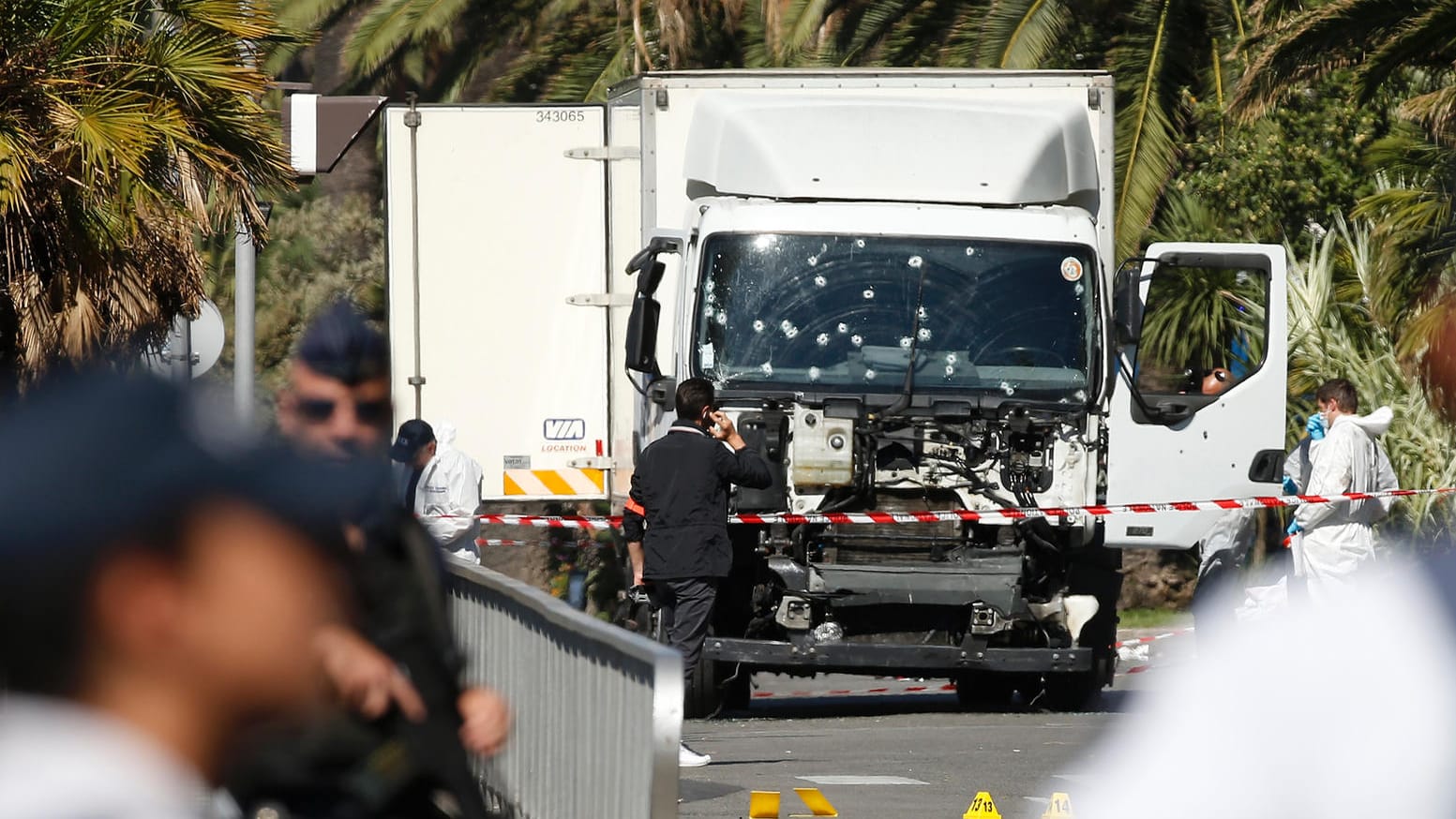 Ein Lkw als Angriffswaffe: Das Tatfahrzeug vom Anschlag in Nizza am Tag nach der Tragödie.