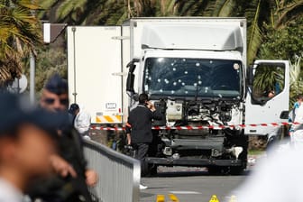 Ein Lkw als Angriffswaffe: Das Tatfahrzeug vom Anschlag in Nizza am Tag nach der Tragödie.