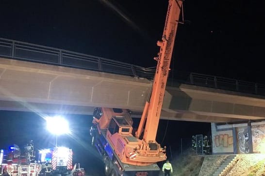 Ein Autokran ist mit ausgefahrenem Ausleger nahe der Autobahn-Anschlussstelle Holleben: Der Fahrer wurde bei dem Unfall schwer verletzt.