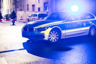 Polizeiauto mit Sirene: In einem Haus in Baden-Württemberg sind mehrere Menschen mit Kohlenmonoxid vergiftet worden.