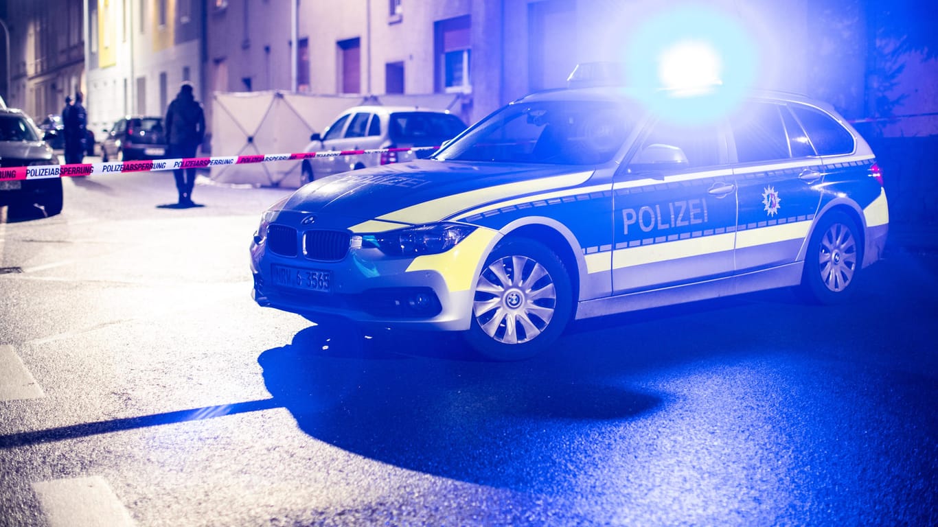 Polizeiauto mit Sirene: In einem Haus in Baden-Württemberg sind mehrere Menschen mit Kohlenmonoxid vergiftet worden.