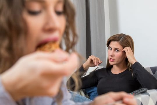 Menschen mit Misophonie können Kaugeräusche ihrer Mitmenschen, die etwa beim Essen zu hören sind, kaum ertragen.