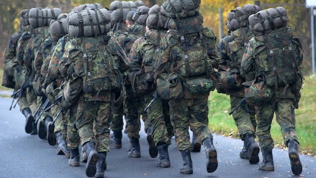 Soldaten in der Grundausbildung: Die Bundesrehierung will den Dienst in der Bundeswehr attraktiver machen. Soldaten in der Grundausbildung: Die Bundesrehierung will den Dienst in der Bundeswehr attraktiver machen.