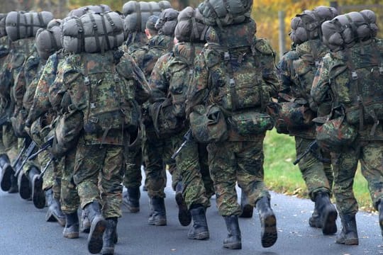 Soldaten in der Grundausbildung: Die Bundesrehierung will den Dienst in der Bundeswehr attraktiver machen.