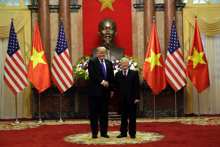 Donald Trump und Nguyen Phu Trong schütteln sich die Hände.