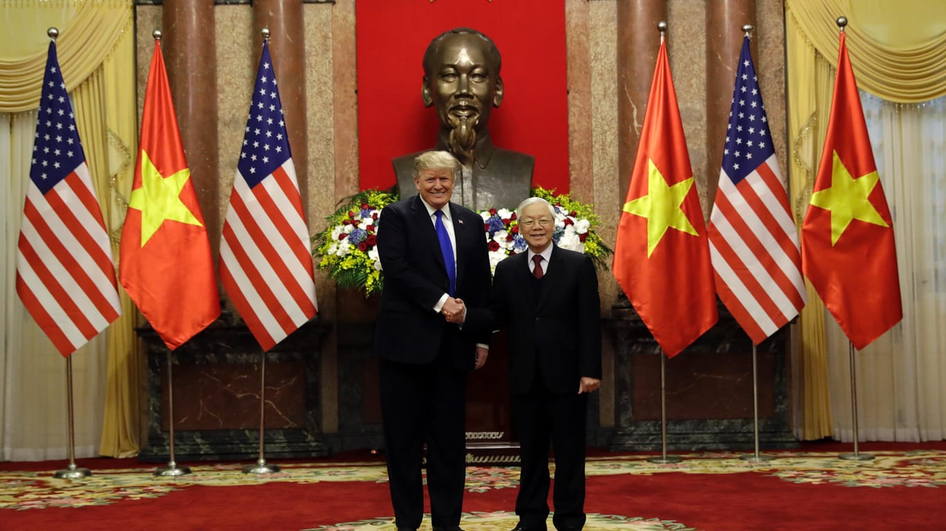 Donald Trump und Nguyen Phu Trong schütteln sich die Hände.