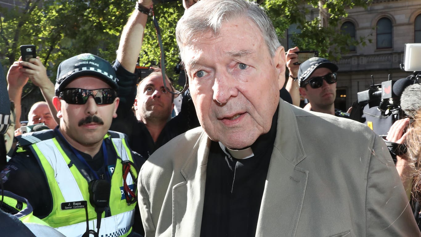 Kardinal George Pell, ehemaliger Finanzchef des Vatikans, verlässt das Gericht in Melbourne: Das Urteil über den 77-Jährigen wurde bereits im Dezember gesprochen. Erst jetzt durfte es öffentlich gemacht werden.