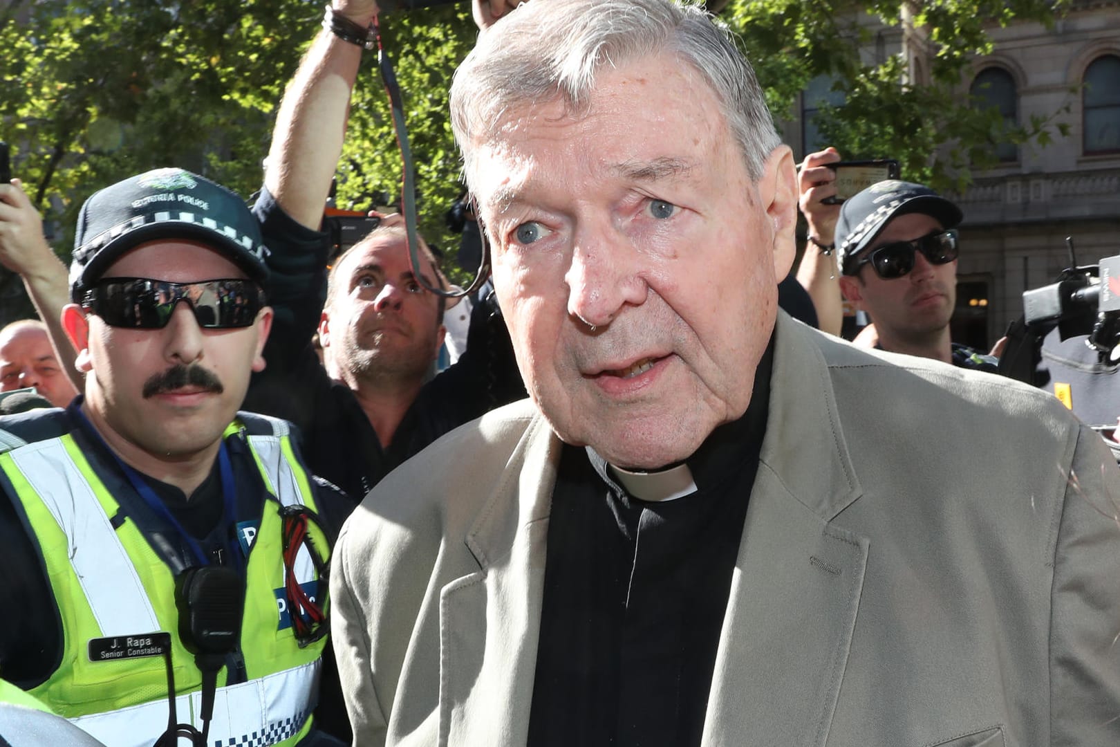 Kardinal George Pell, ehemaliger Finanzchef des Vatikans, verlässt das Gericht in Melbourne: Das Urteil über den 77-Jährigen wurde bereits im Dezember gesprochen. Erst jetzt durfte es öffentlich gemacht werden.