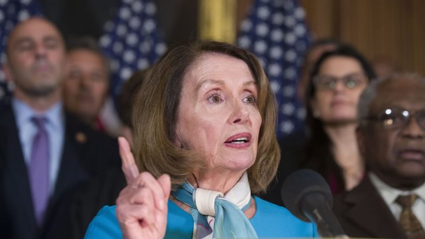 Nancy Pelosi, Vorsitzende des Abgeordnetenhauses, spricht auf dem Capitol Hill.