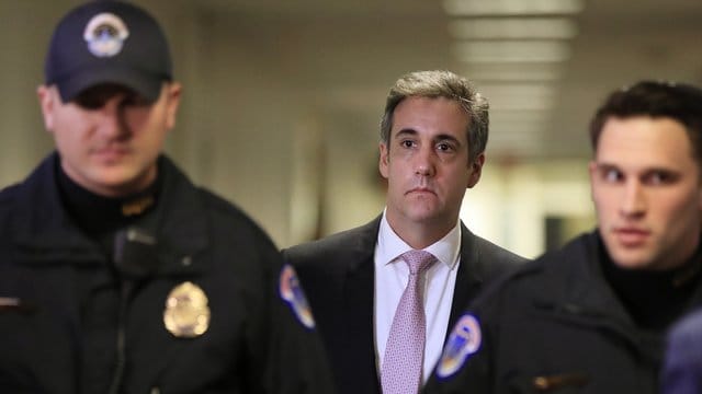 Michael Cohen, Ex-Anwalt von US-Präsident Trump, verlässt eine Anhörung vor dem Geheimdienstausschuss des Senats. Michael Cohen, Ex-Anwalt von US-Präsident Trump, verlässt eine Anhörung vor dem Geheimdienstausschuss des Senats.