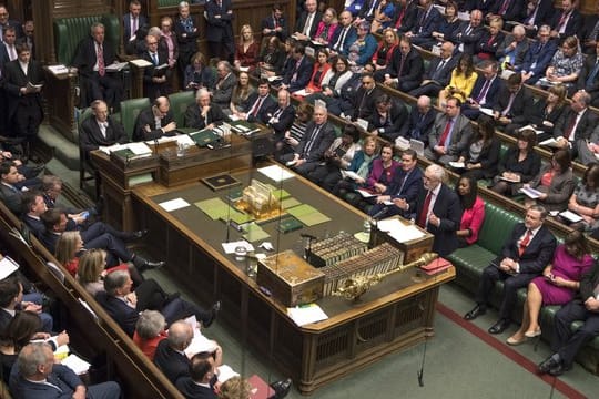 Jeremy Corbyn gestikuliert im britischen Unterhaus.