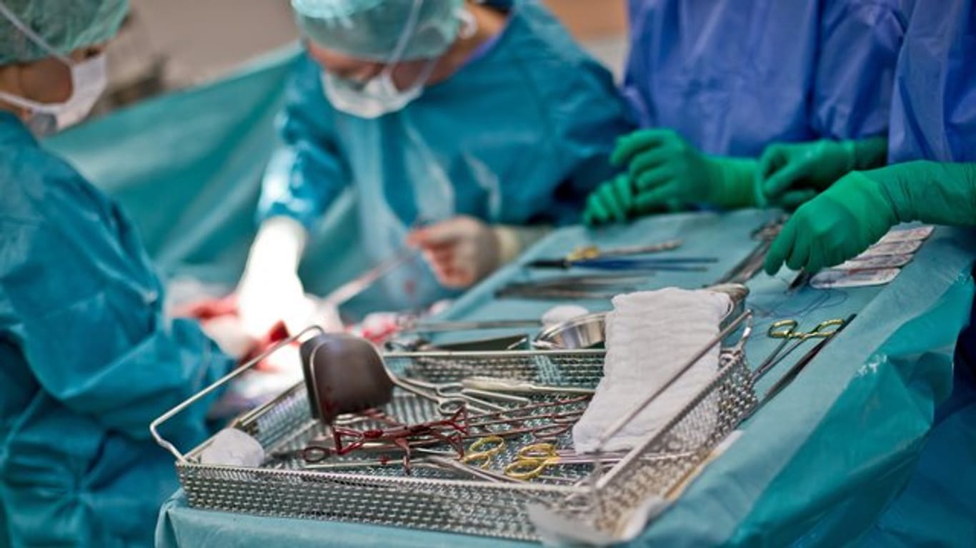Chirurgische Instrumente liegen im Kreißsaal der Frauenklinik während einer Kaiserschnittentbindung auf einem Tisch.