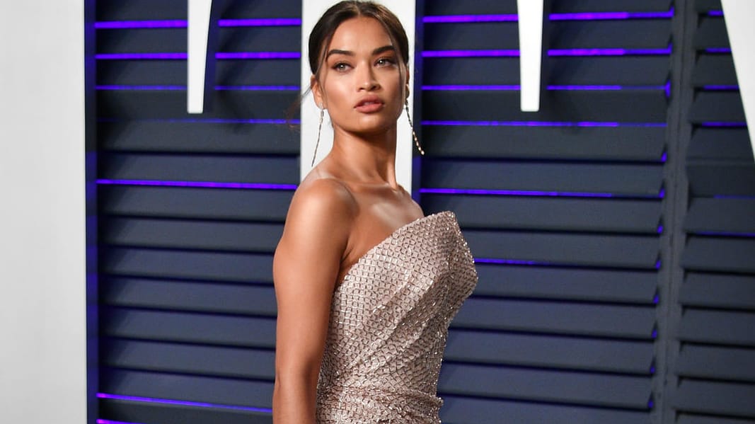 Shanina Shaik: Auf dem roten Teppich saß ihr Kleid nicht ganz perfekt.