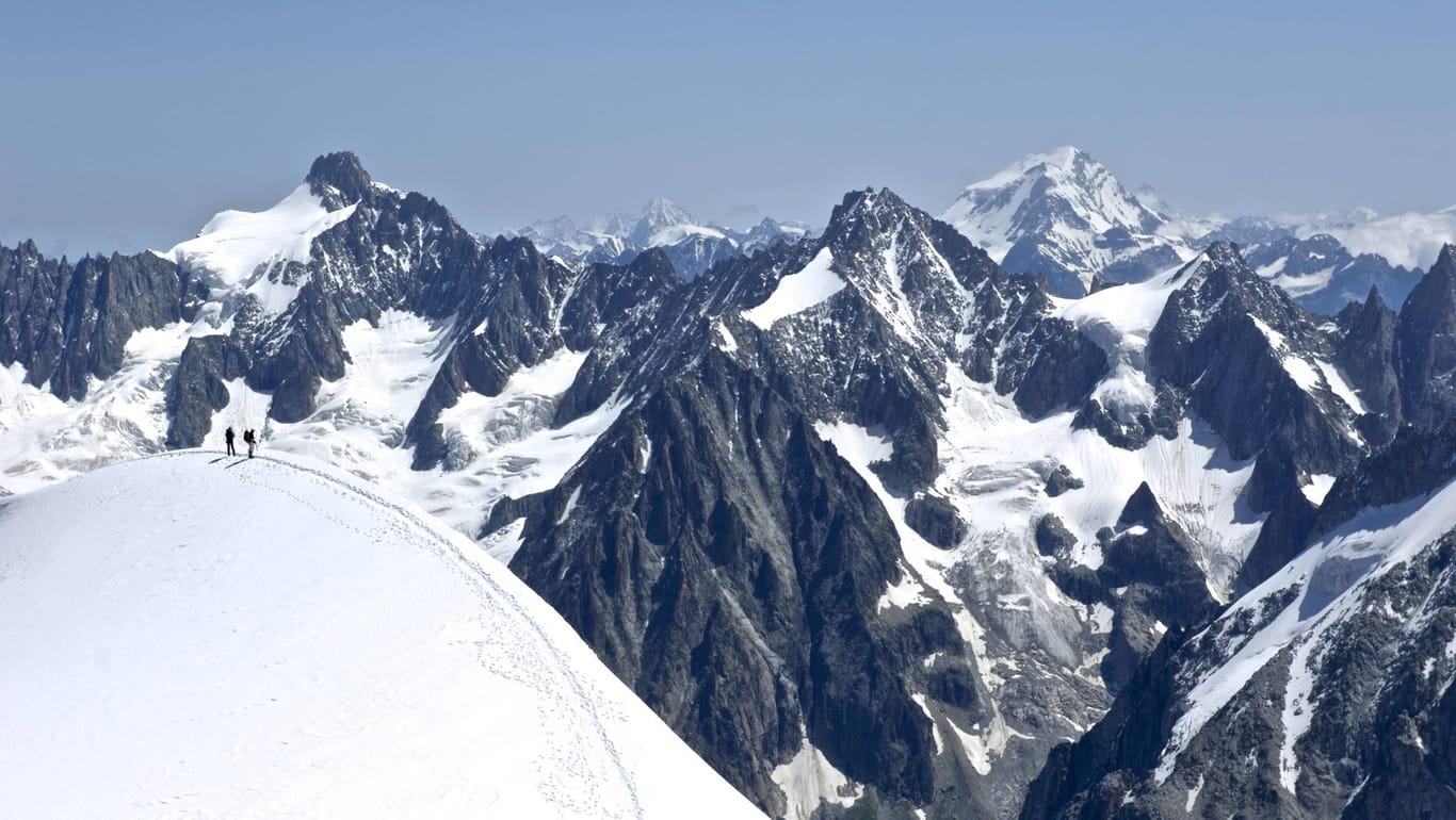 Mont Blanc (Symbolbild): Ein Bergsteiger ist bei einem Absturz von 2.200 Höhenmetern ums Leben gekommen.