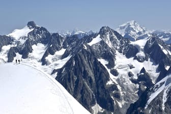 Mont Blanc (Symbolbild): Ein Bergsteiger ist bei einem Absturz von 2.200 Höhenmetern ums Leben gekommen.