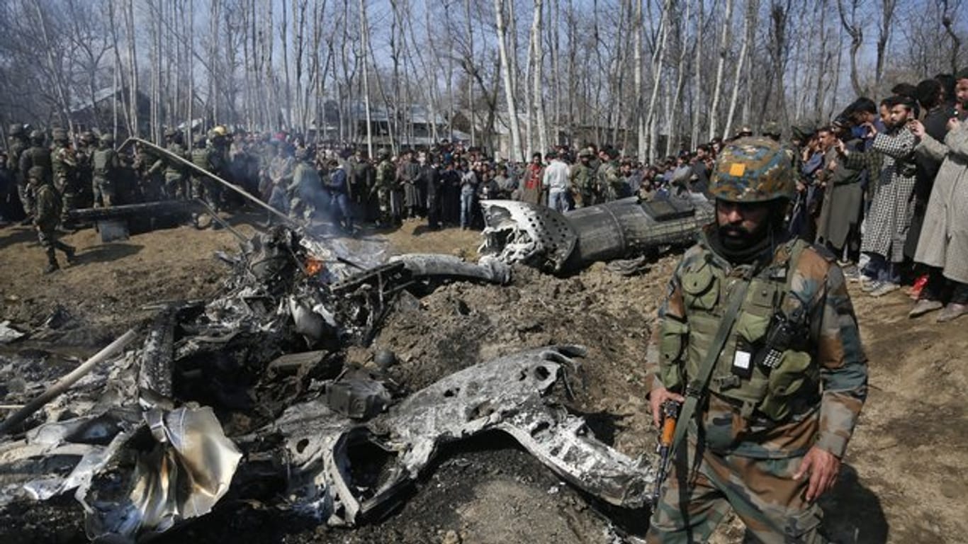Ein indischer Soldat bewacht die Trümmer des abgeschossenen Kampfflugzeugs im Bezirk Budgam im indischen Teil Kaschmirs.