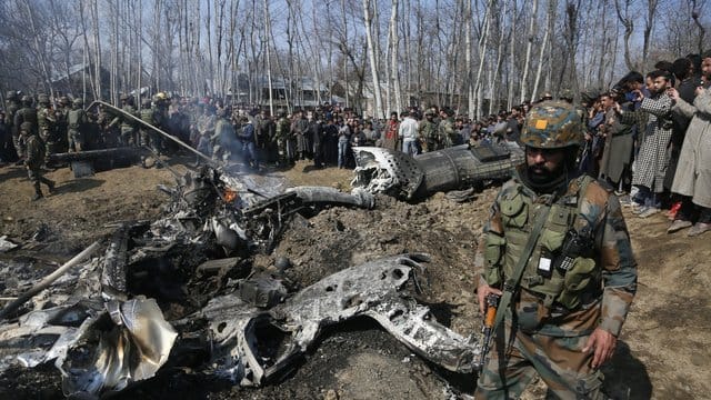 Ein indischer Soldat bewacht die Trümmer des abgeschossenen Kampfflugzeugs im Bezirk Budgam im indischen Teil Kaschmirs. Ein indischer Soldat bewacht die Trümmer des abgeschossenen Kampfflugzeugs im Bezirk Budgam im indischen Teil Kaschmirs.