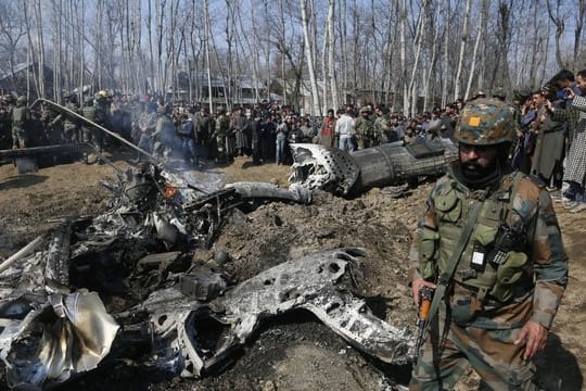 Ein indischer Soldat bewacht die Trümmer des abgeschossenen Kampfflugzeugs im Bezirk Budgam im indischen Teil Kaschmirs.