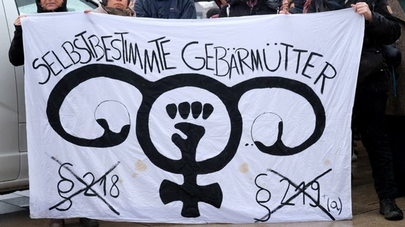 Demonstration gegen die Paragraphen 218 und 219a, die Schwangerschaftsabbrüche und das Werbeverbot dafür regeln, in Hamburg.