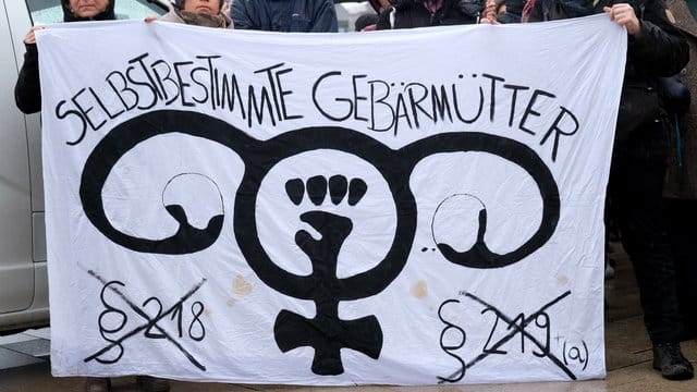 Demonstration gegen die Paragraphen 218 und 219a, die Schwangerschaftsabbrüche und das Werbeverbot dafür regeln, in Hamburg. Demonstration gegen die Paragraphen 218 und 219a, die Schwangerschaftsabbrüche und das Werbeverbot dafür regeln, in Hamburg.