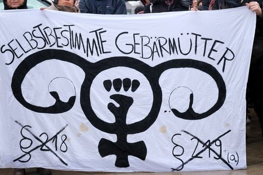 Demonstration gegen die Paragraphen 218 und 219a, die Schwangerschaftsabbrüche und das Werbeverbot dafür regeln, in Hamburg.