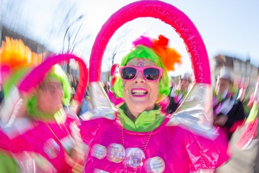Kostüm mit Fantasie: Karnevalisten beim Karnevalsumzug in Damme bei Osnabrück eine Woche vor Rosenmontag.