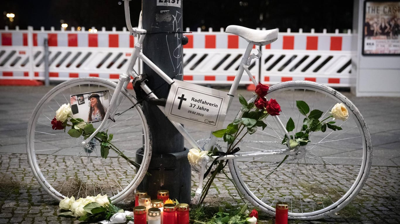 Weiß lackiertes Geisterfahrrad: Die Zahl der getöteten Fahrradfahrer im Straßenverkehr steigt.
