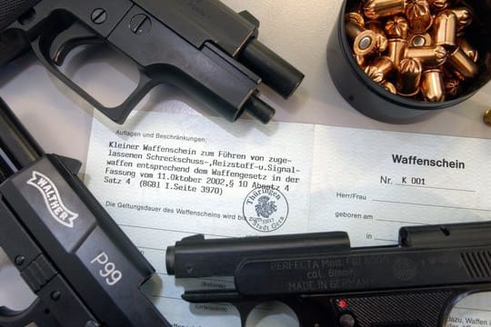 Das Muster eines so genannten Kleinen Waffenscheins ist neben Schreckschusswaffen und der dazugehörigen Munition ausgestellt.