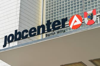 Jobcenter Berlin-Mitte: Kleinstbeträge kosten Jobcentern Millionen.