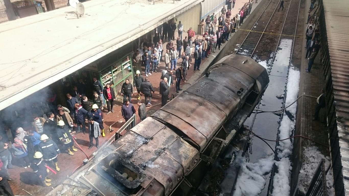 Ägypten, Kairo: Bei einem Feuer in Kairos Hauptbahnhof sind nach Angaben aus Sicherheitskreisen mehrere Menschen getötet und verletzt worden.